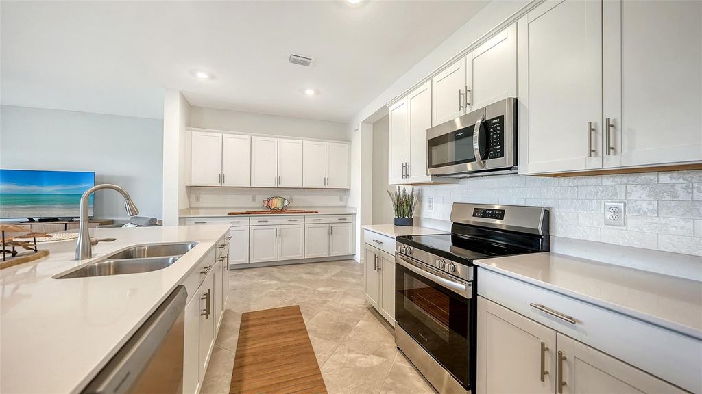 Image 9 of property listing at 17233 MOONFLOWER DRIVE, Venice, FL 34293