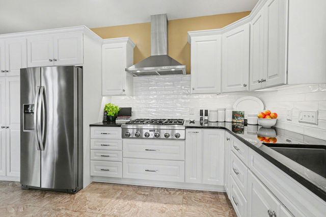 39 SUNFIRE AVE, Camp Hill, PA 17011