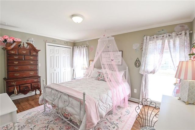 909 Old Barker Place, Loganville, GA 30052