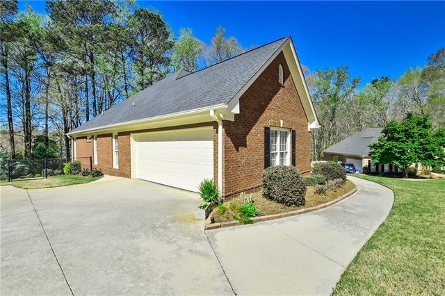 909 Old Barker Place, Loganville, GA 30052