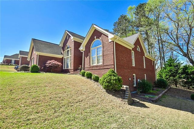 909 Old Barker Place, Loganville, GA 30052