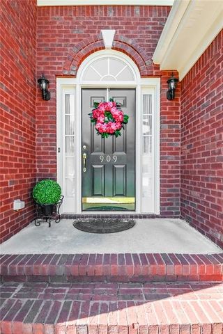 909 Old Barker Place, Loganville, GA 30052