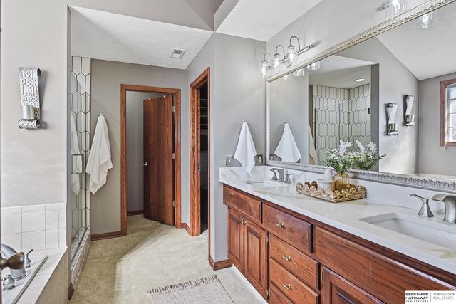 8544 S 98th Street, La Vista, NE 68128