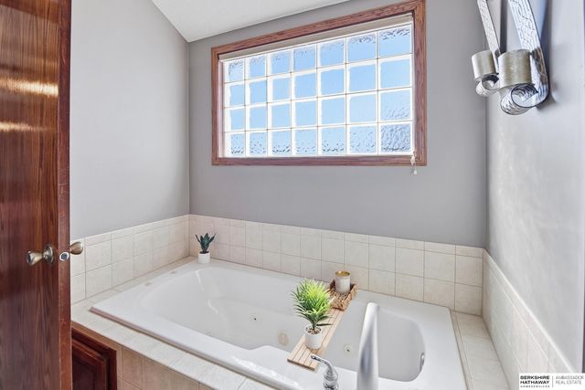 8544 S 98th Street, La Vista, NE 68128