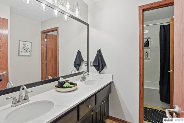 8544 S 98th Street, La Vista, NE 68128