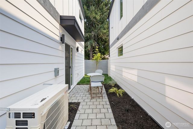 820 B S Sullivan Street, Seattle, WA 98108