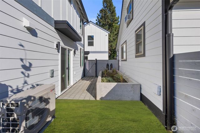 820 B S Sullivan Street, Seattle, WA 98108