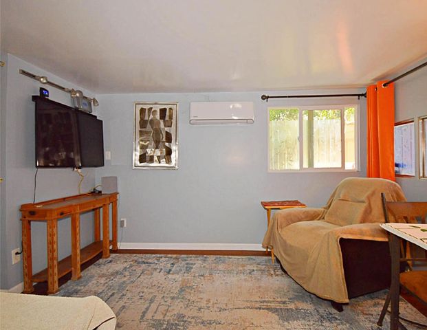 98 Escanaba Street, Palm Springs, CA 92264