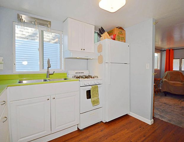 98 Escanaba Street, Palm Springs, CA 92264