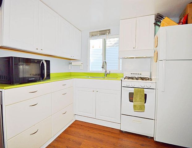 98 Escanaba Street, Palm Springs, CA 92264