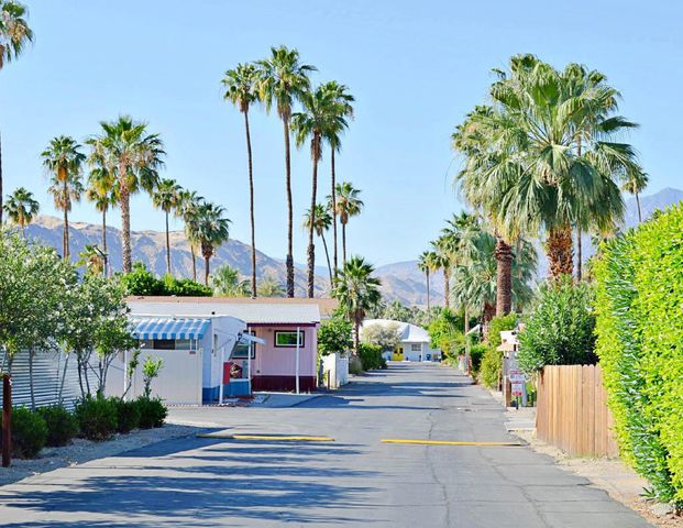 98 Escanaba Street, Palm Springs, CA 92264