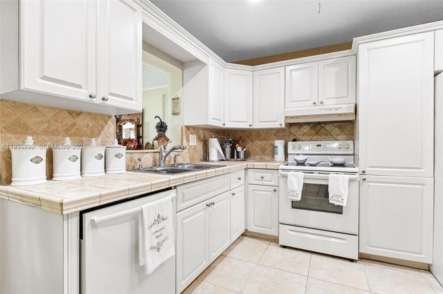 1172 SW 102nd Ct, Miami, FL 33174