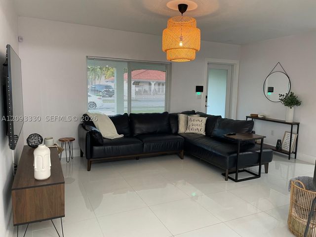 3330 NW 18th St, Miami, FL 33125