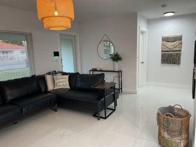 3330 NW 18th St, Miami, FL 33125