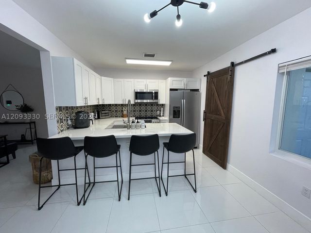 3330 NW 18th St, Miami, FL 33125
