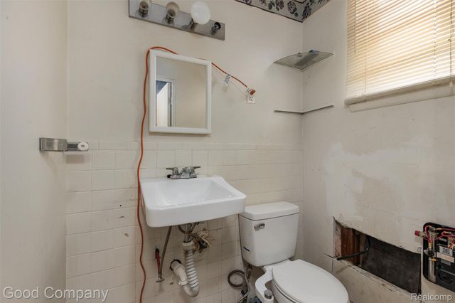 19898 Kelly Road, Harper Woods, MI 48225
