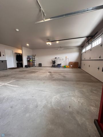 421 Westview Lane E, West Fargo, ND 58078