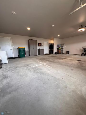 421 Westview Lane E, West Fargo, ND 58078