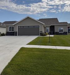 421 Westview Lane E, West Fargo, ND 58078