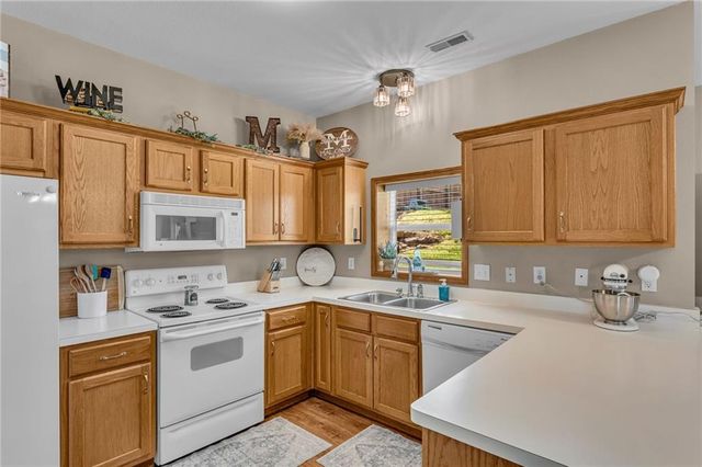 713 N Eagle Pass Drive, Lawrence, KS 66049