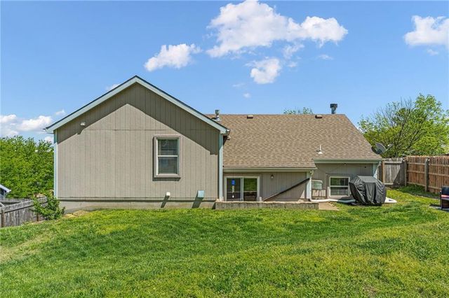 713 N Eagle Pass Drive, Lawrence, KS 66049