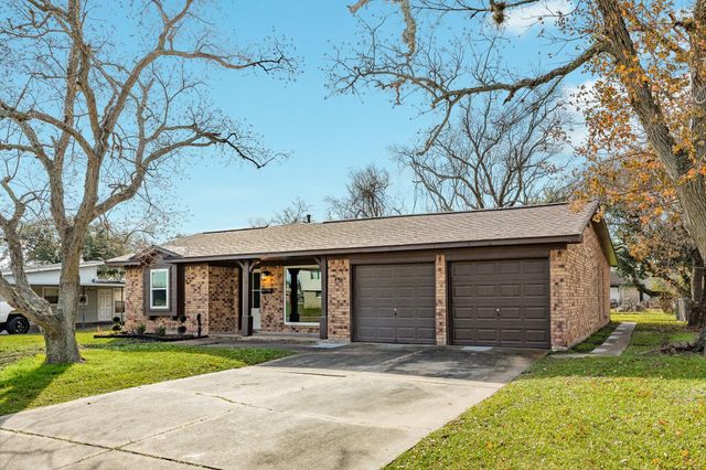 136 Talisman Street, Lake Jackson, TX 77566