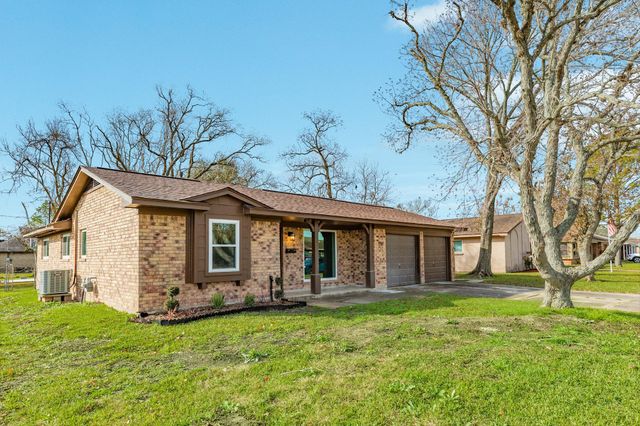 136 Talisman Street, Lake Jackson, TX 77566