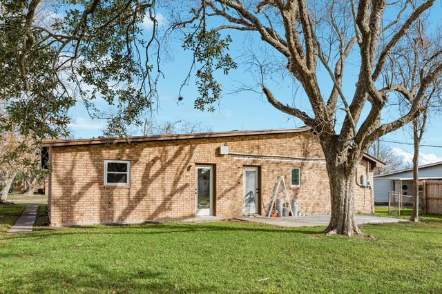 136 Talisman Street, Lake Jackson, TX 77566