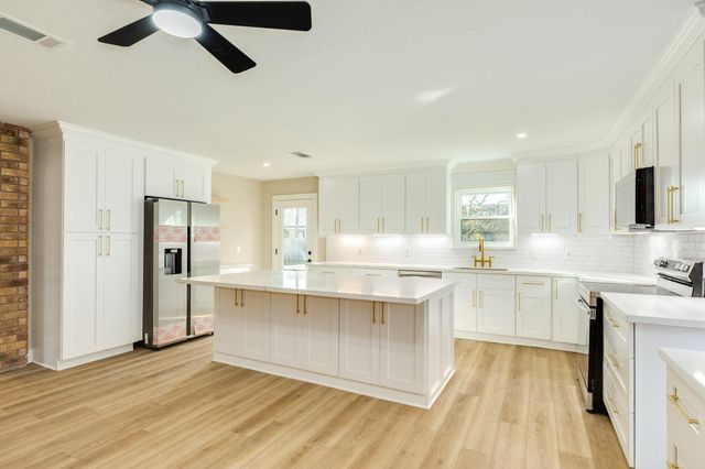 136 Talisman Street, Lake Jackson, TX 77566