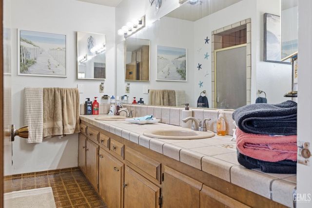 2500 Pine Street, Bakersfield, CA 93301