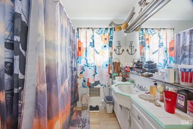 2500 Pine Street, Bakersfield, CA 93301