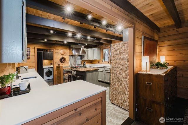 6350 Lariat Loop, Bainbridge Island, WA 98110