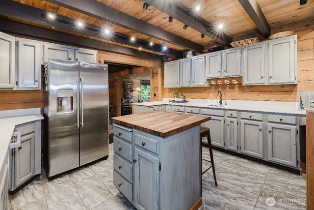 6350 Lariat Loop, Bainbridge Island, WA 98110