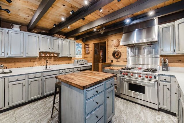 6350 Lariat Loop, Bainbridge Island, WA 98110