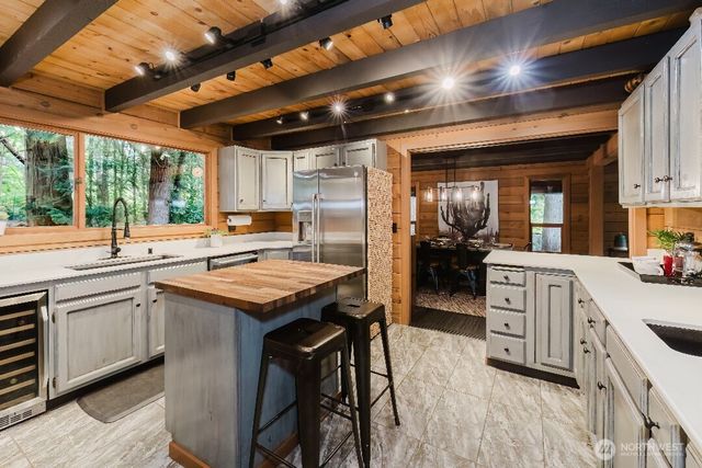 6350 Lariat Loop, Bainbridge Island, WA 98110