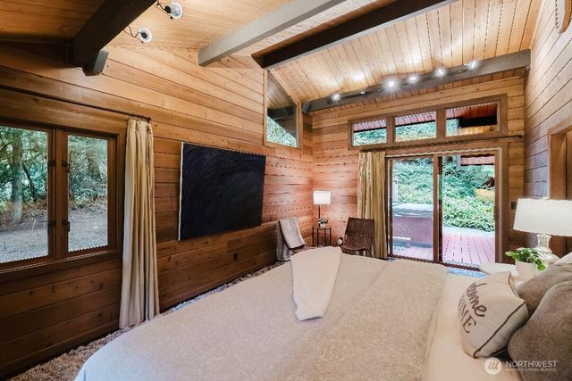 6350 Lariat Loop, Bainbridge Island, WA 98110
