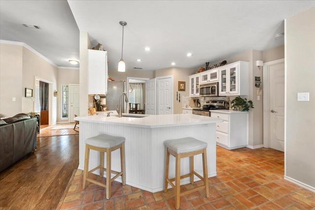 202 Treetop WAY, Buda, TX 78610
