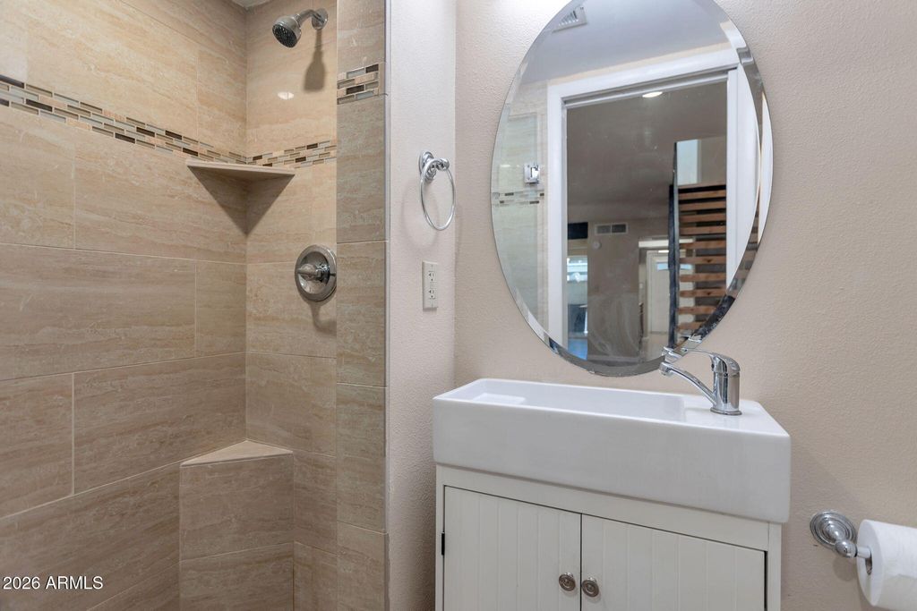 Image 8 of property listing at 6540 N 7TH Avenue 42, Phoenix, AZ 85013