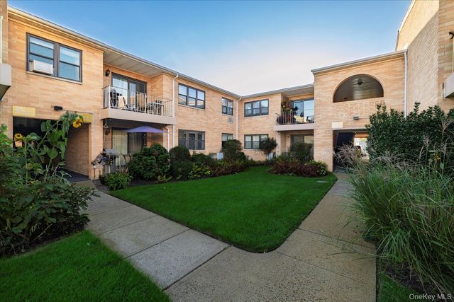 210 Westend Avenue 8A, Freeport, NY 11520