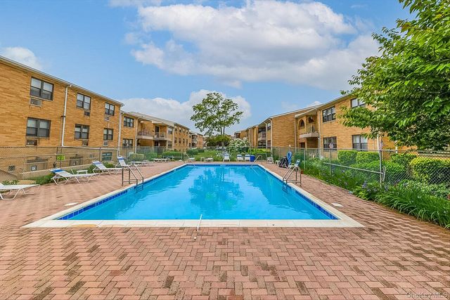 210 Westend Avenue 8A, Freeport, NY 11520