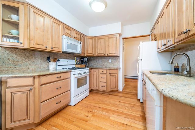 210 Westend Avenue 8A, Freeport, NY 11520