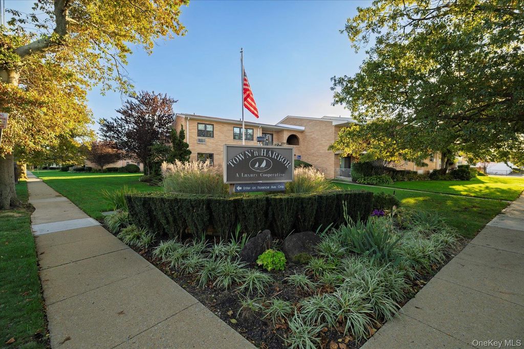 210 Westend Avenue 8A, Freeport, NY 11520