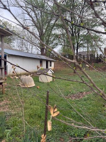 910 College St, W, Fayetteville, TN 37334