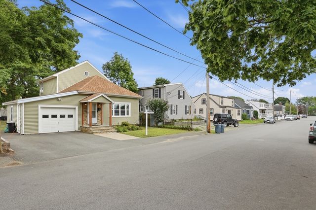 2 Cashman Rd, Peabody, MA 01960