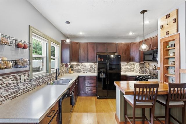 2 Cashman Rd, Peabody, MA 01960