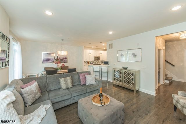 106 Autumn Ct, Little Falls Twp., NJ 07424