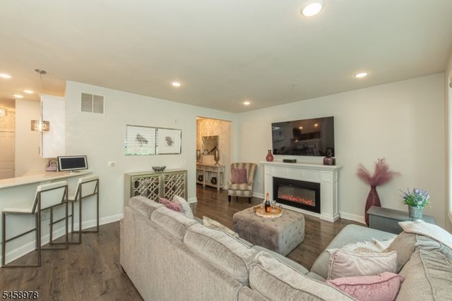 106 Autumn Ct, Little Falls Twp., NJ 07424