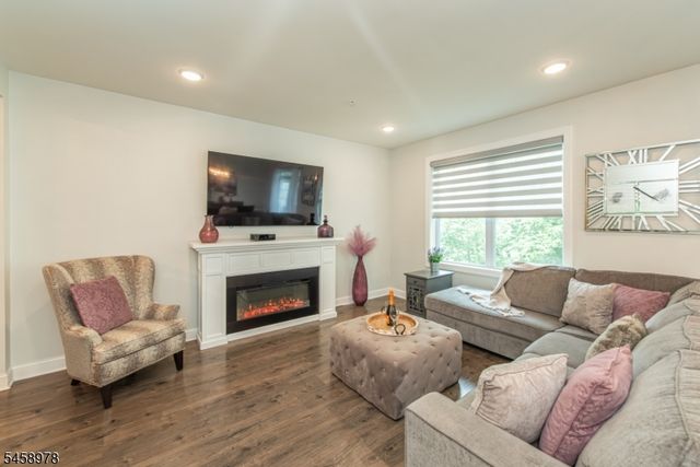 106 Autumn Ct, Little Falls Twp., NJ 07424