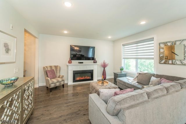 106 Autumn Ct, Little Falls Twp., NJ 07424