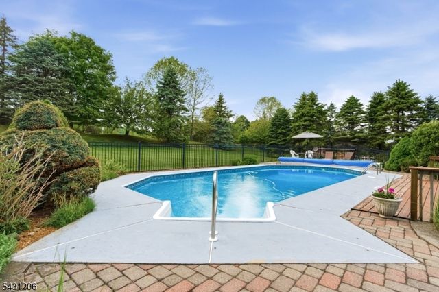 8 Links Ct, Sparta Twp., NJ 07871